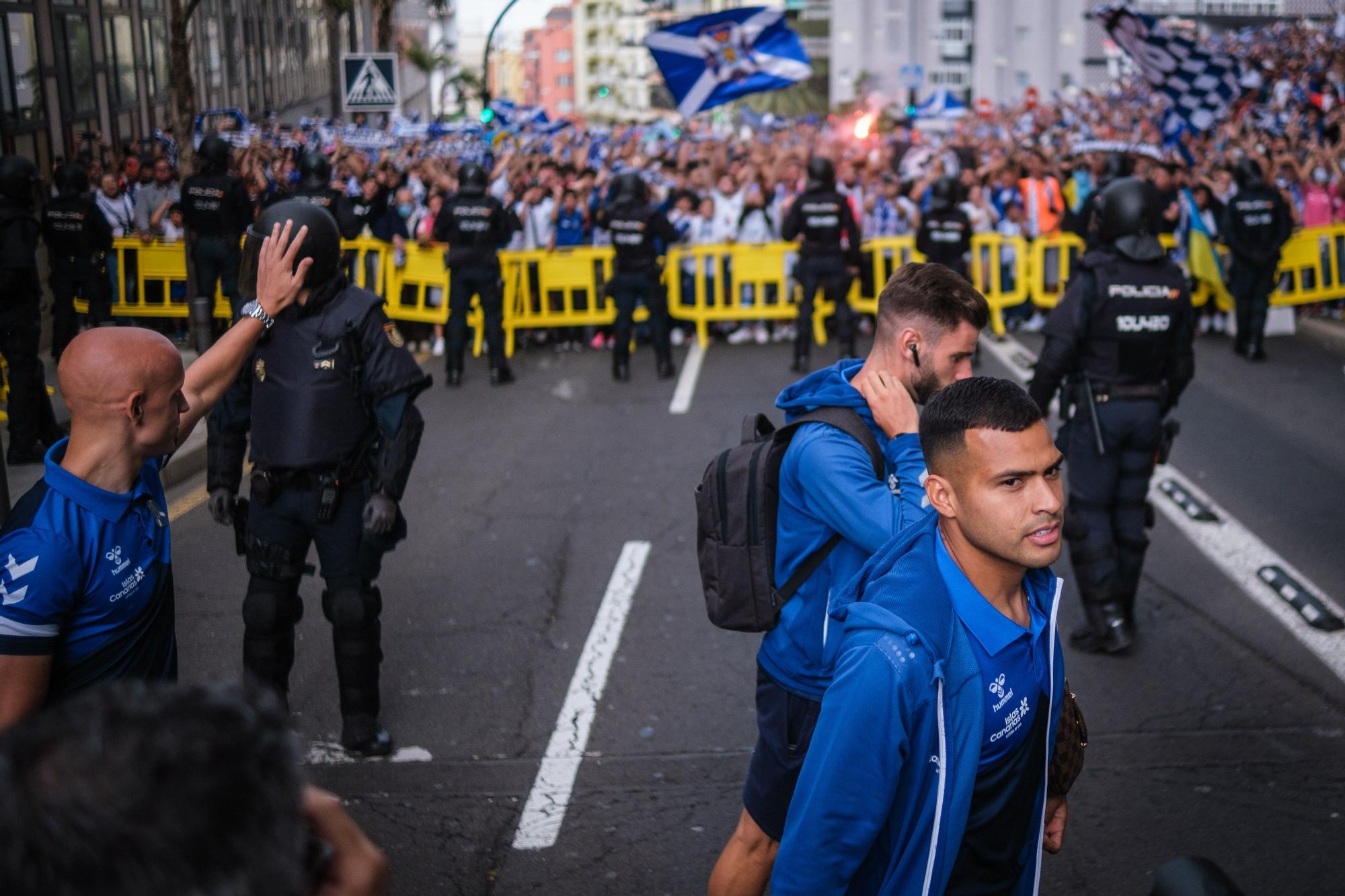 Ambiente e incidentes de la afición de la UD Las Palmas antes de llegar al Heliodoro