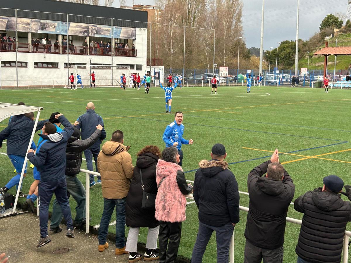 Instante del segundo gol del Cornellana en Avilés.