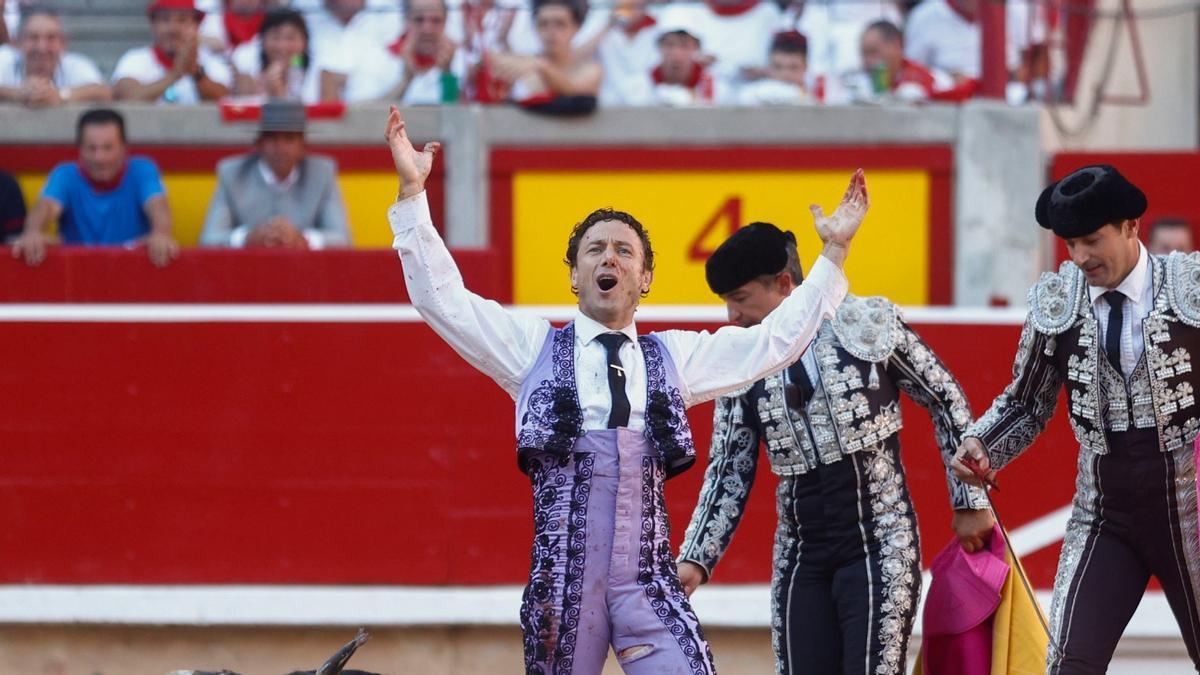 Rafaelillo celebra su gran triunfo en la plaza de toros de Pamplona este año