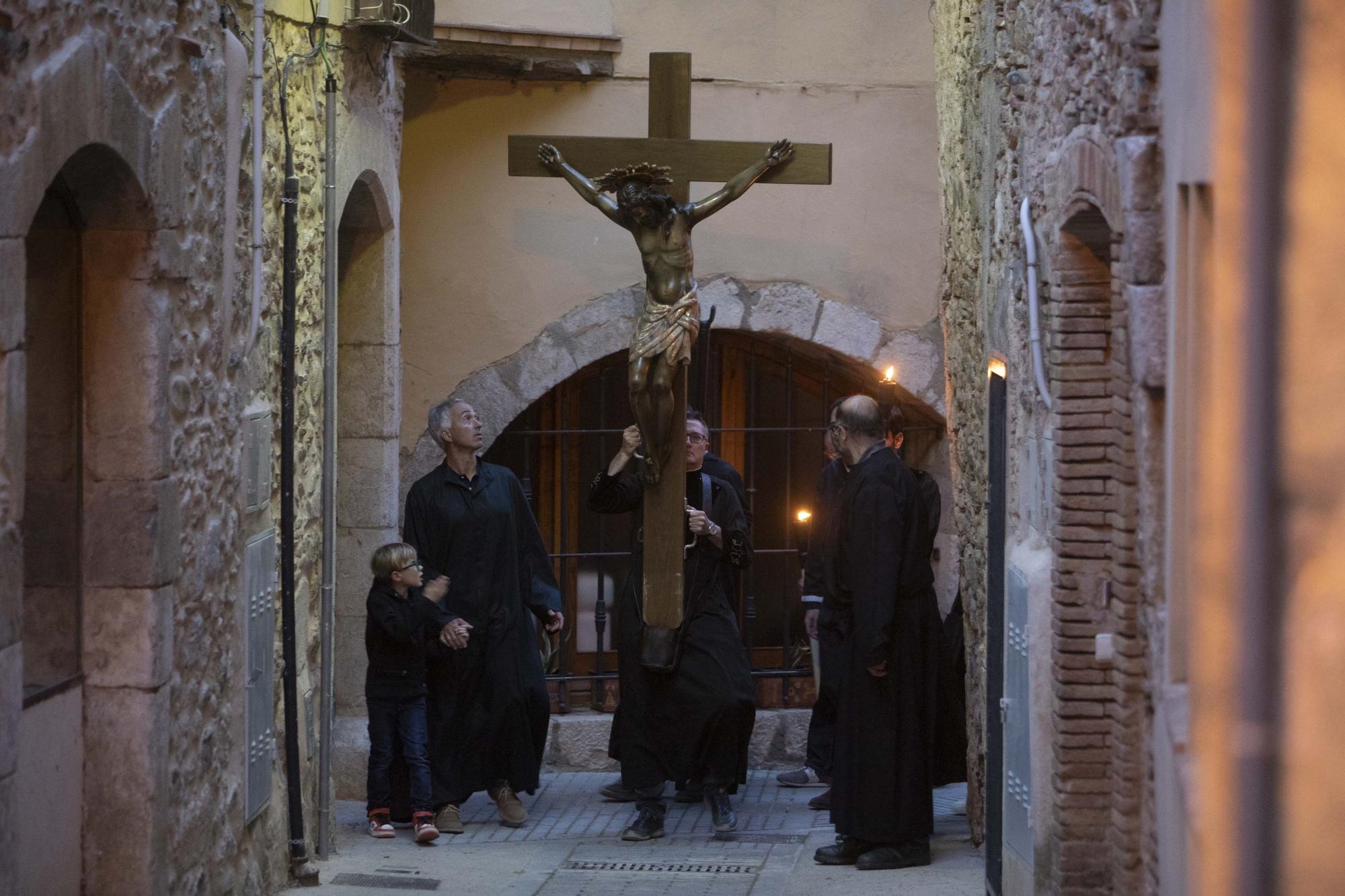 Peralada treu al Sant Crist Negre en processó invocant la pluja