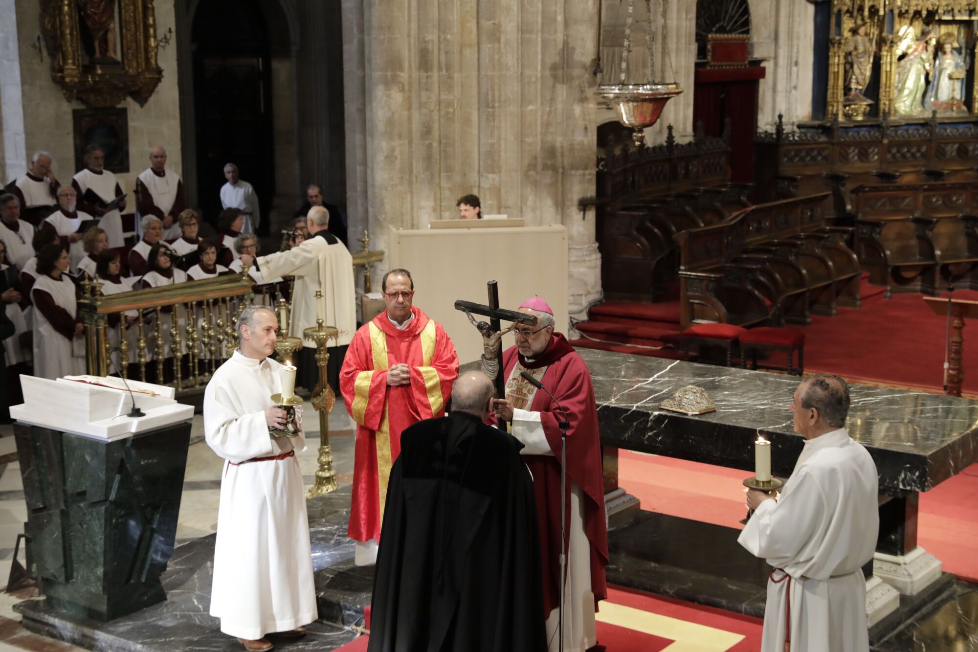 El fervor por el Santo Sudario deja pequeña la Catedral en la misa mateína
