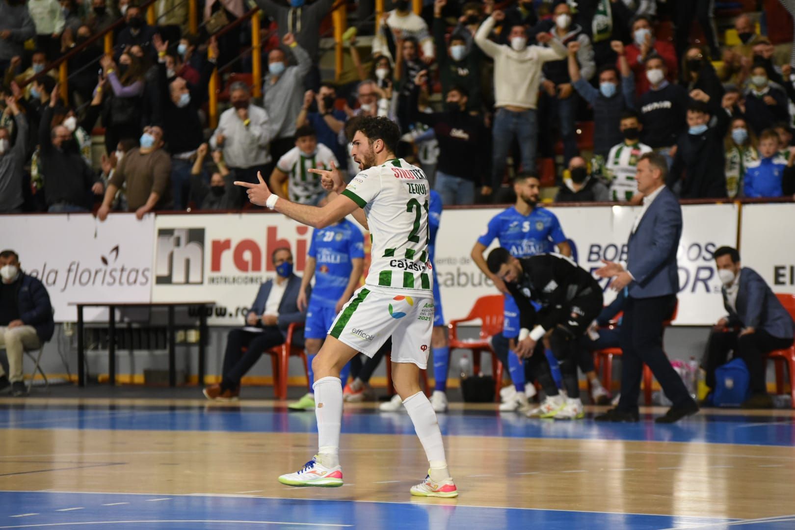 Zequi celebra uno de sus tres goles al Viña Albali con su gesto habitual.