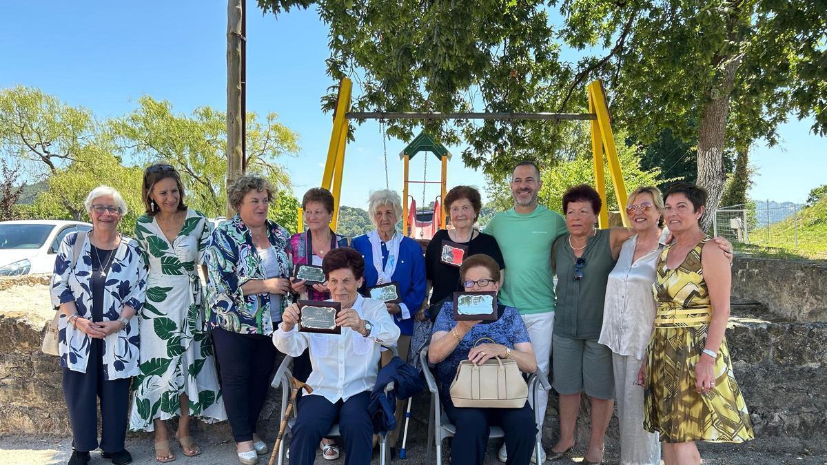 Las homenajeadas, con las autoridades