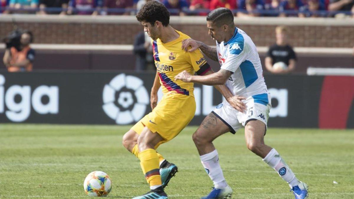 Aleñá controla el balón ante la presión de Allan