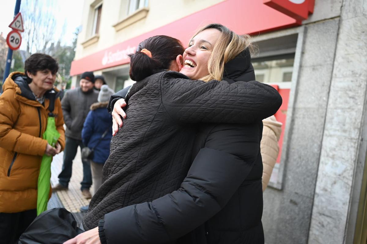 La secretaria general del PSOE Aragón y candidata a la presidencia, Pilar Alegría, abrazada a una mujer en una visita a Sabiñánigo.