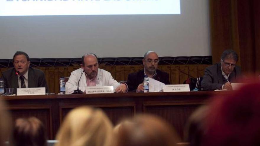 De izquierda a derecha, José María Navia-Osorio, Francisco Menéndez (moderador), Vicente Herranz y Ángel López.