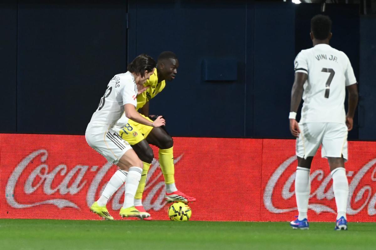 Pape Gueye aguantando el esférico frente a Carreras