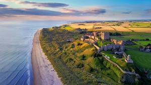 Vista aérea del castillo de Bamburgh en la costa de Northumberland