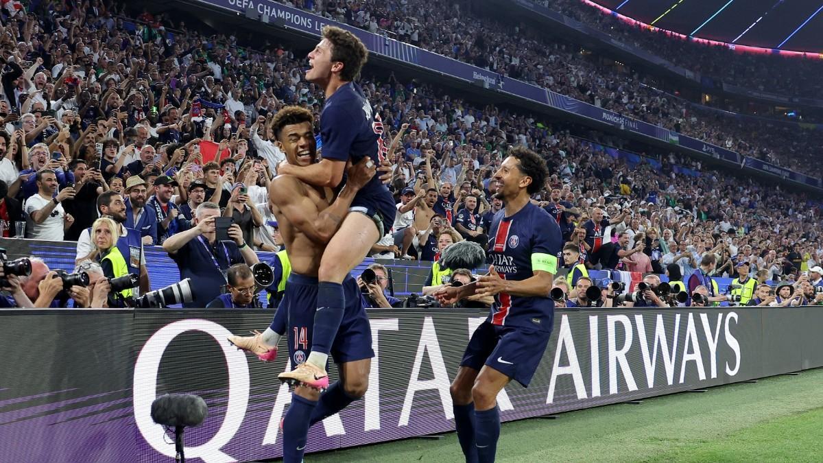 Desire Doue, Joao Neves y Marquinhos celebran un gol del PSG en la final de la Champions