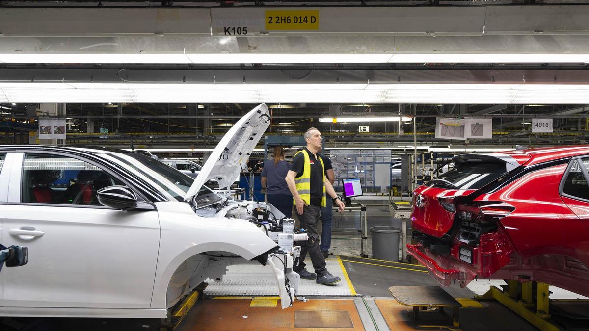 Una de las líneas de producción de automóviles de la fábrica de Stellantis en Figueruelas (Zaragoza).