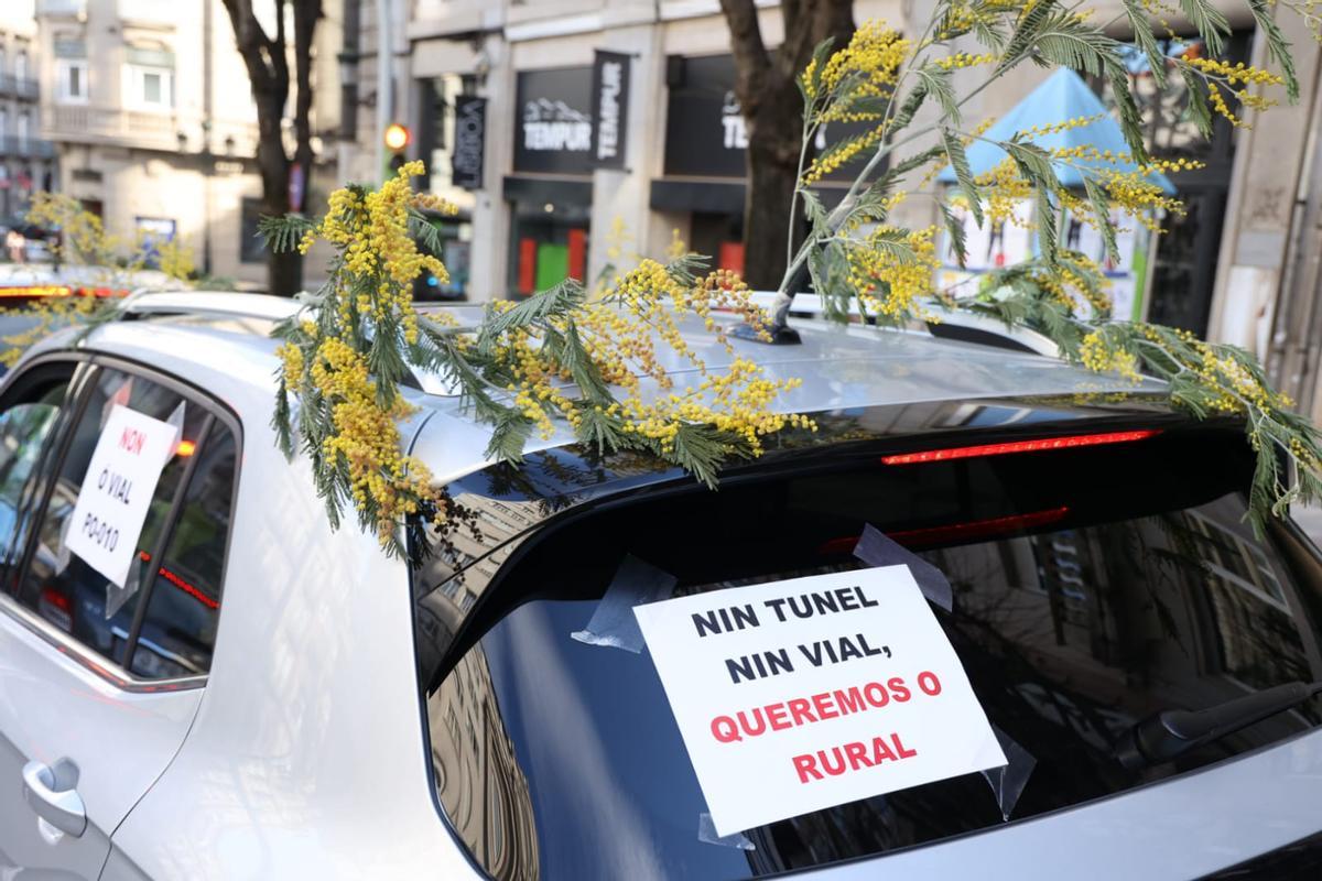 Decenas de coches toman el centro de Vigo para protestar contra el vial de Beade