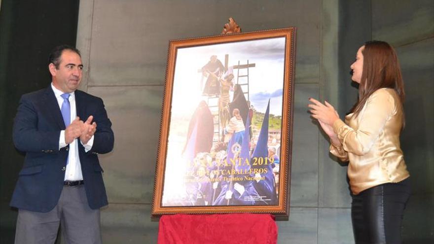 Juan Manuel Pérez ilustra con una foto de el Descendimiento la Semana Santa