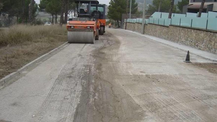 Obres d&#039;asfaltatge que ja s&#039;estan fent en un dels carrers