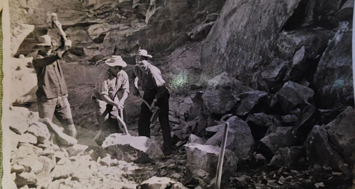 De arriba abajo: Eugenio Batán (izqda.) junto a dos empleados en los años 70, Batán con un martillo mecánico y entrada de Canteras del Arenal . |  Cedidas