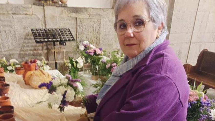 Salas se vuelca con el monumento floral al Altísimo e inunda el altar de la colegiata de flores