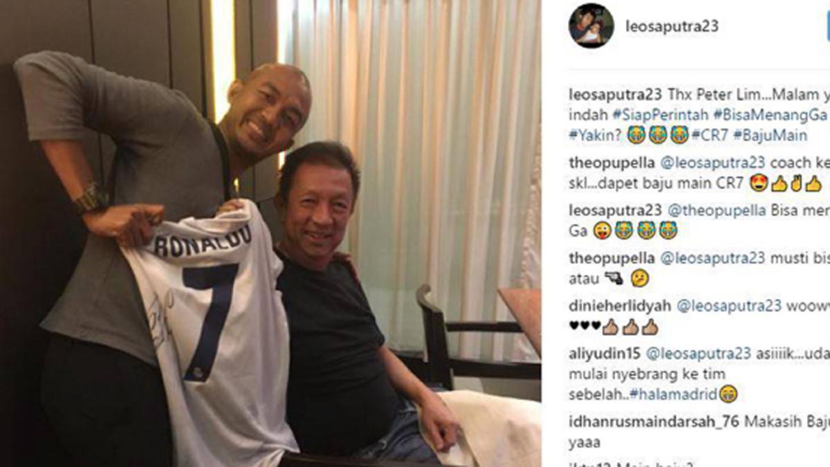 Peter Lim, con la camiseta de Cristiano junto a un exfutbolista indonesio