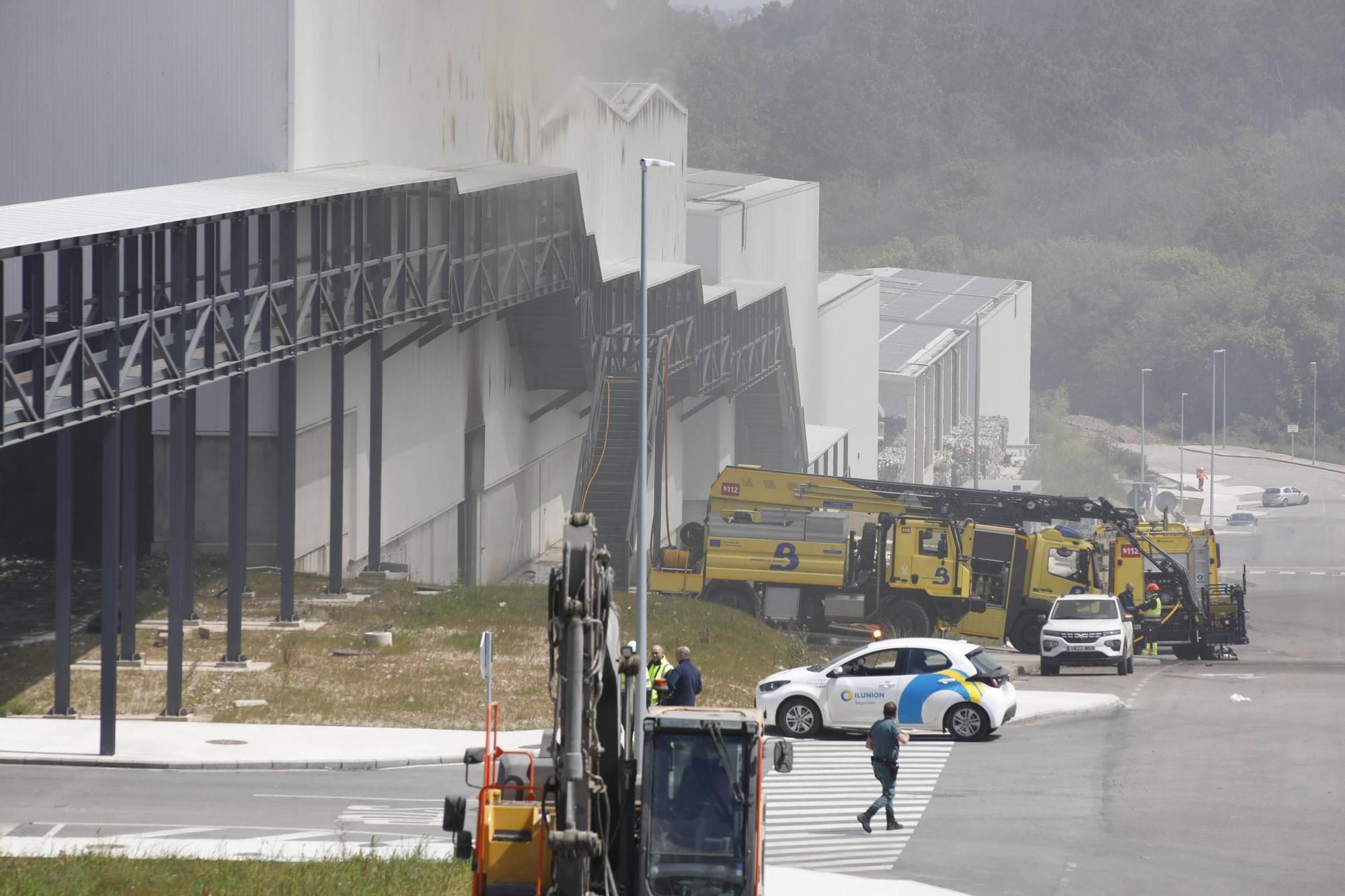 Así fue el espectacular incendio en una planta de Cogersa en Gijón (en imágenes)