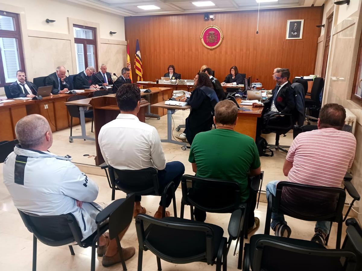 Michele Pilato (en primera fila, a la izquierda) y el resto de acusados, ayer en el juicio en la Sección Segunda.