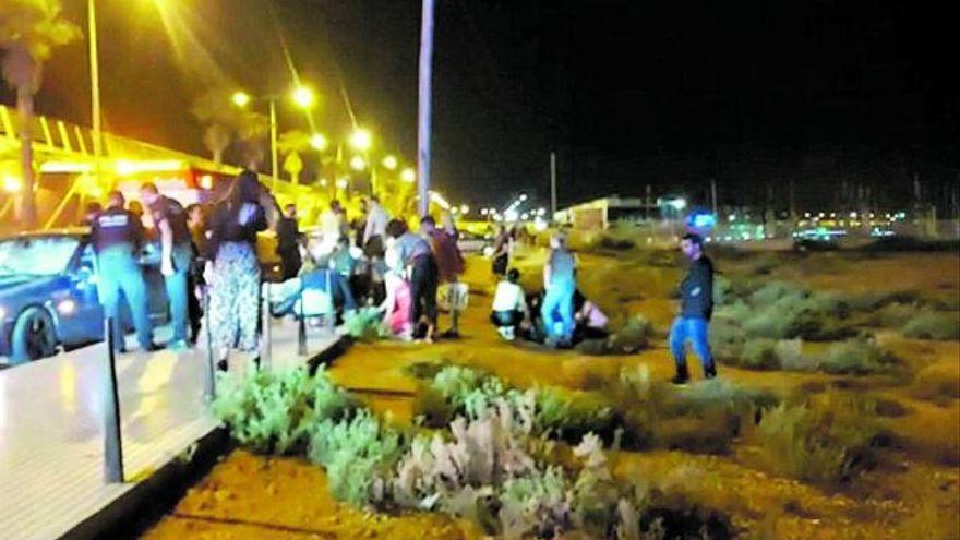 Los agentes atienden a los heridos tras el atropello.