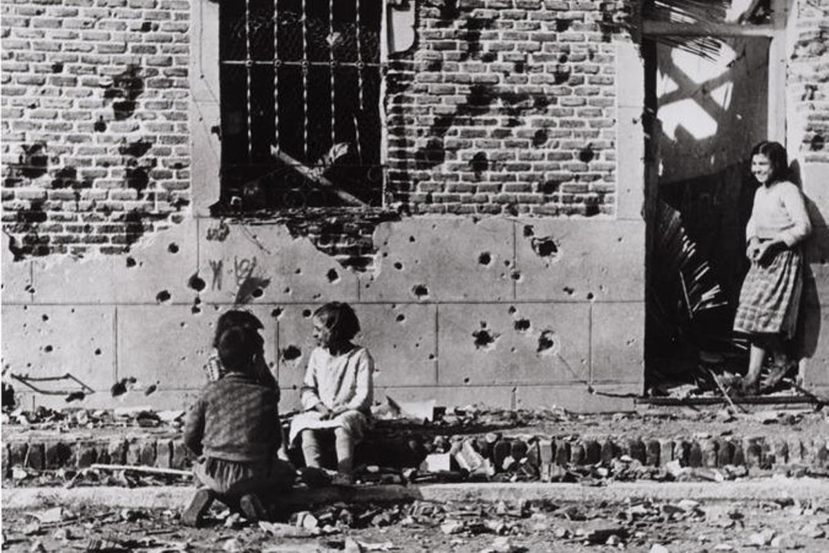 La casa fotografiada por Robert Capa en Entrevías tras el bombardeo alemán.