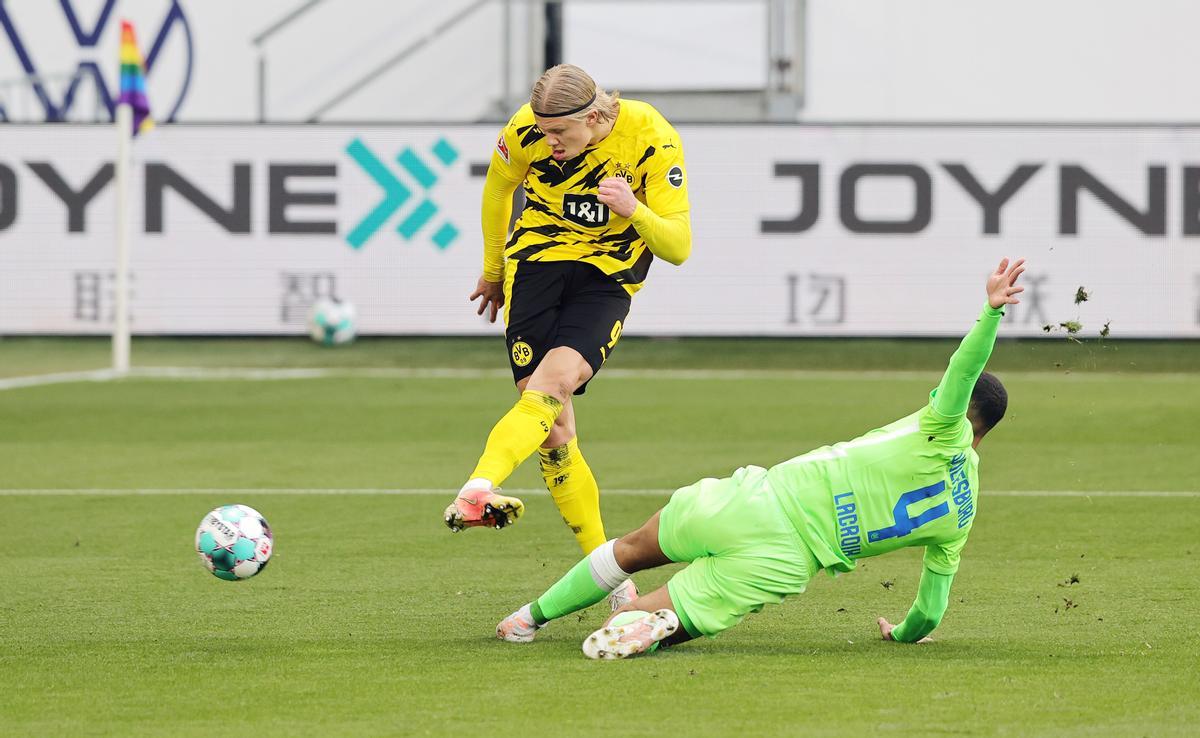 Haaland marca un gol con el Borussia Dortmund.