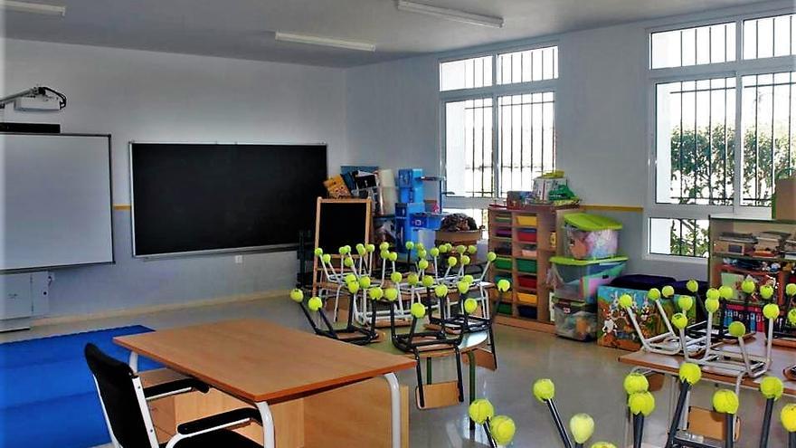 Aula sin alumnos en el  colegio de Infantil y Primaria El LLano de Monesterio.