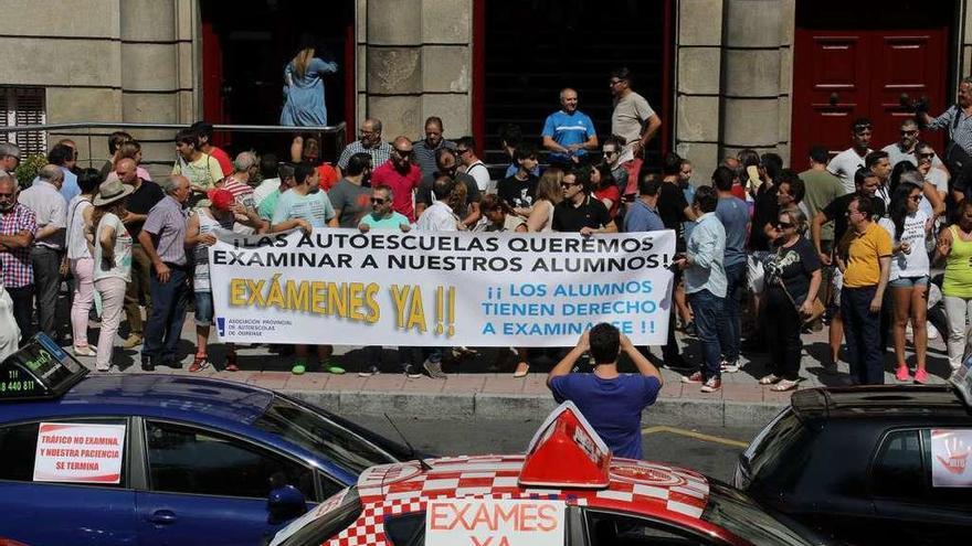 Protesta de trabajadores de autoescuelas en verano en Ourense por la huelga de examinadores.