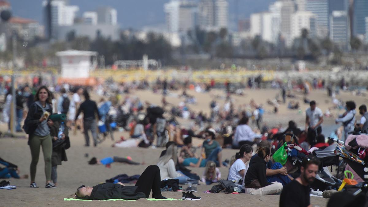 Els barcelonins ocupen les platges i les terrasses aprofitant l’ambient primaveral