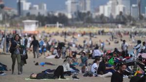 Ambiente en la playa de la Barceloneta este domingo al mediodía