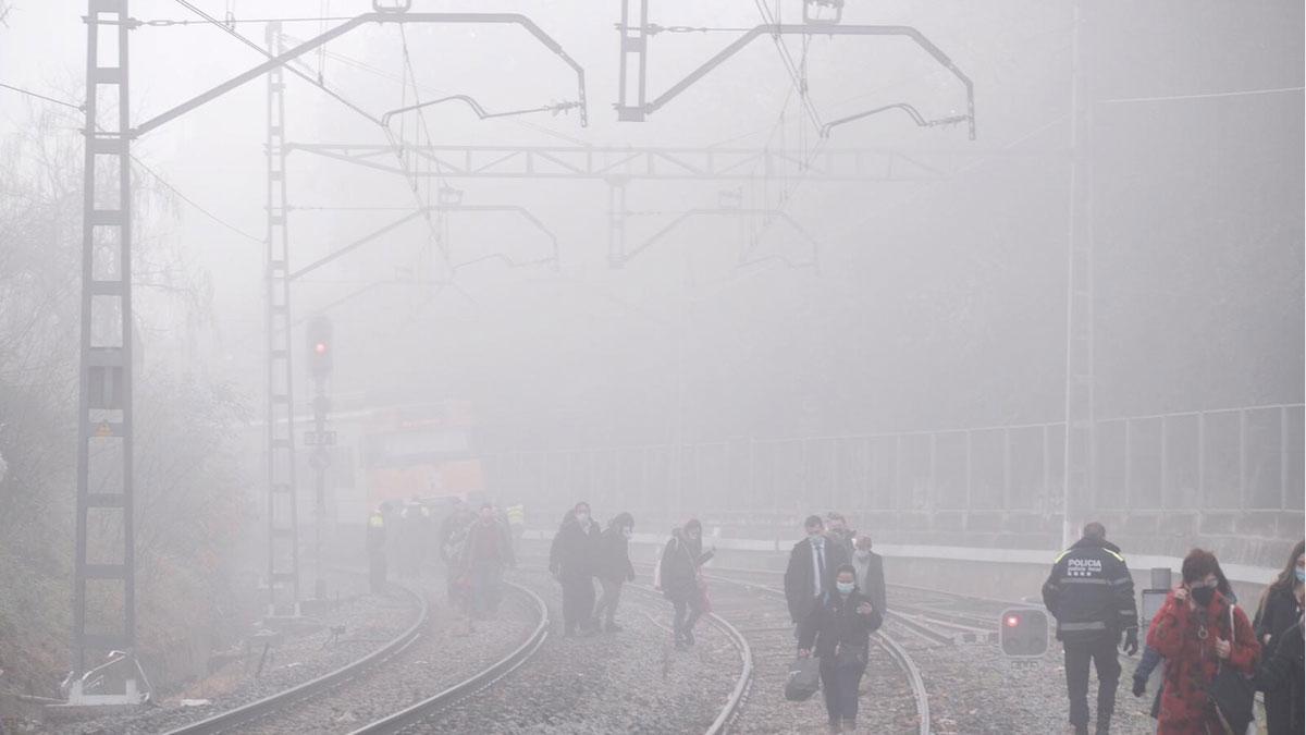 Evacuación de un tren de la R3 en Montcada i Reixach.