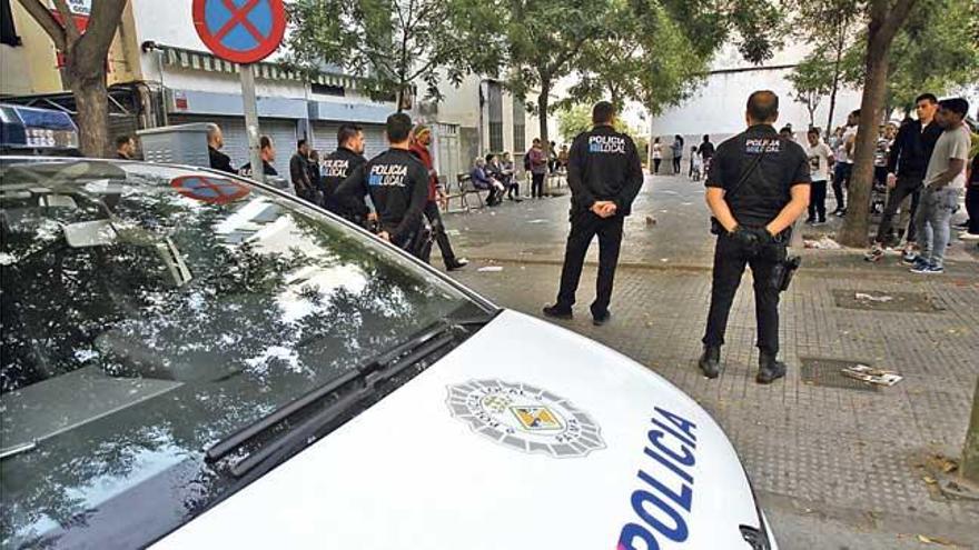 Agentes de la Policía Local desplegados en el barrio palmesano de Son Gotleu.