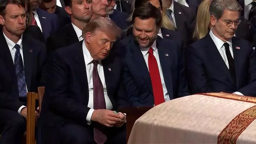 Trump reparte varios caramelos durante el funeral del senador republicano Lindsey Graham