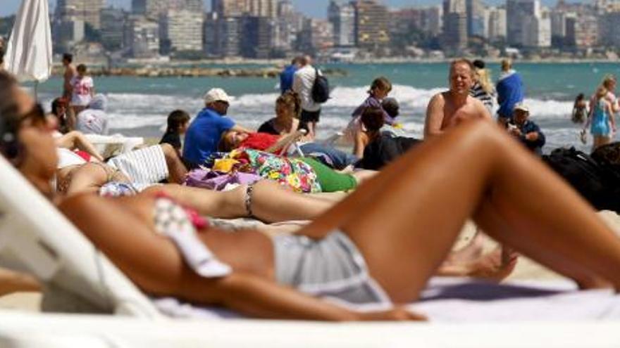 Una joven tomando el Sol.