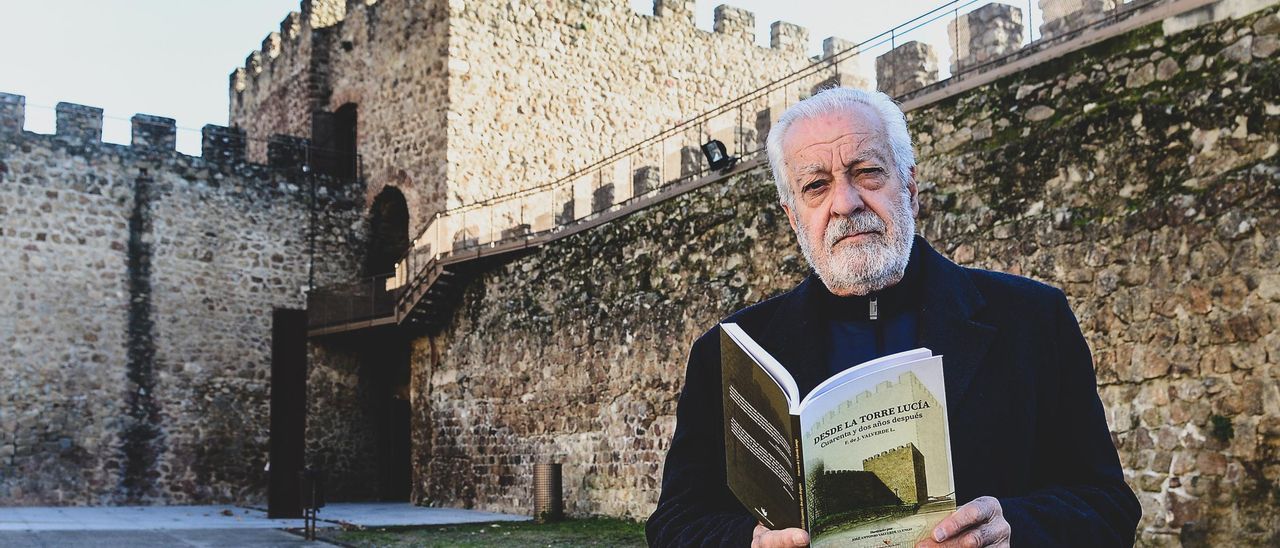 Paco Valverde, con el libro que recoge los artículos escritos en Plasencia.