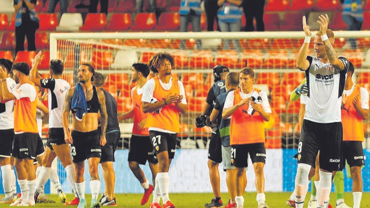 Jugadores del Valencia, saludando tras el partido