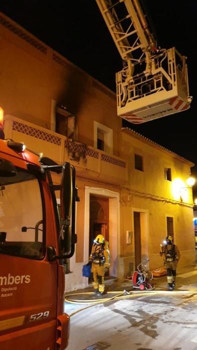 Dos atendidos por inhalación de humo en un incendio en Gata de Gorgos.