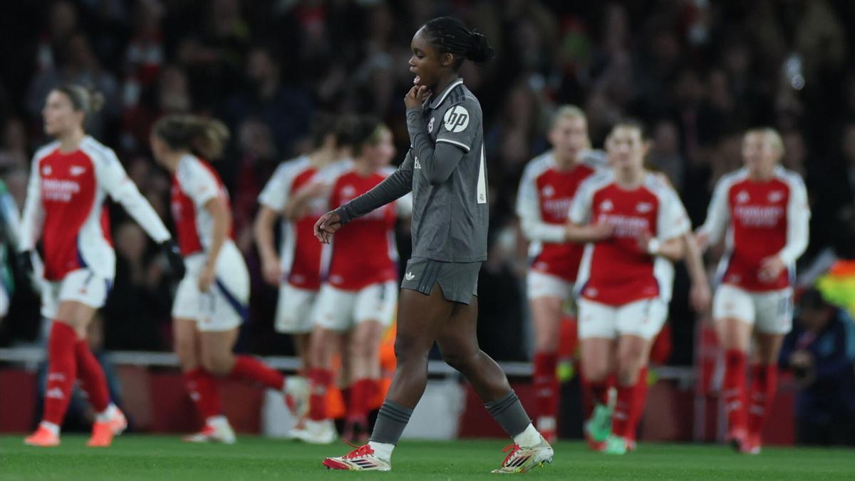 Las jugadoras del Arsenal celebran un gol ante Linda Caicedo, del Real Madrid femenino.