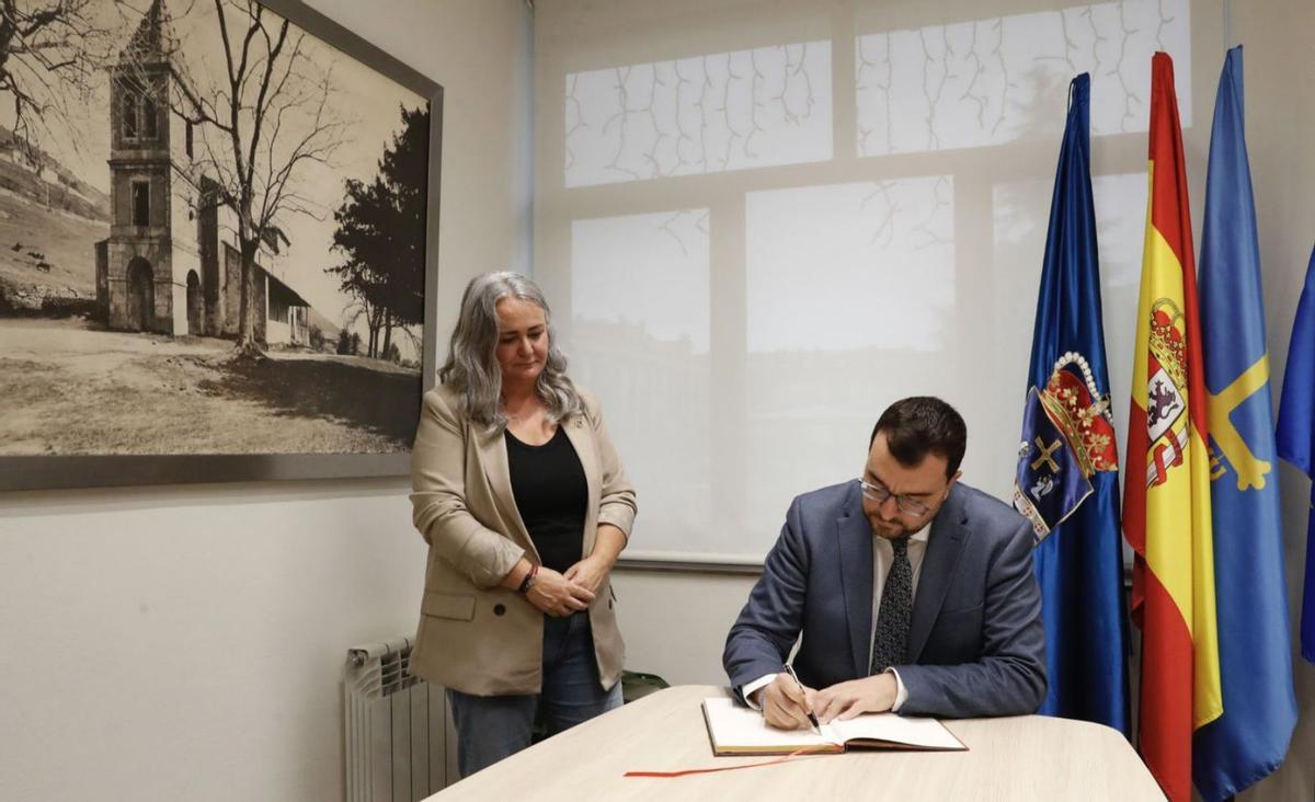 Barbón firma el libro de honor del Ayuntamiento de Llanera, en presencia de Eva María Pérez, al inicio de la visita al concejo. | P. A.