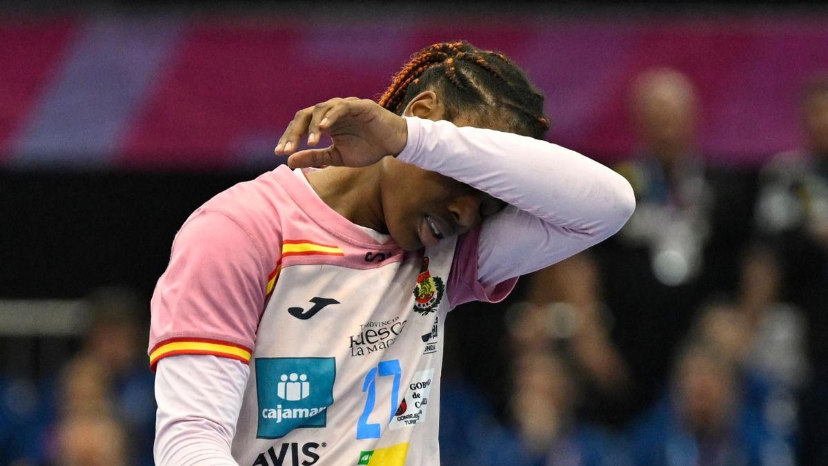 Danila So Delgado se lamenta durante la derrota de España frente a Alemania en el Mundial de balonmano.