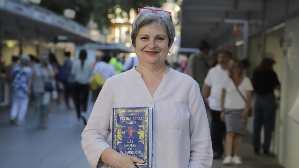 Elvira Roca Barea presenta 'Las brujas y el inquisidor' en la Feria del Libro.