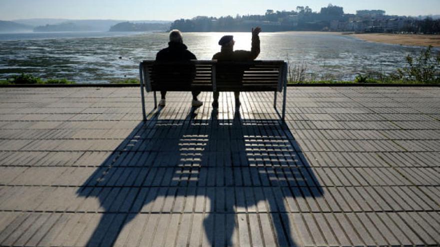 Dos personas mayores en el paseo marítimo de Sada.