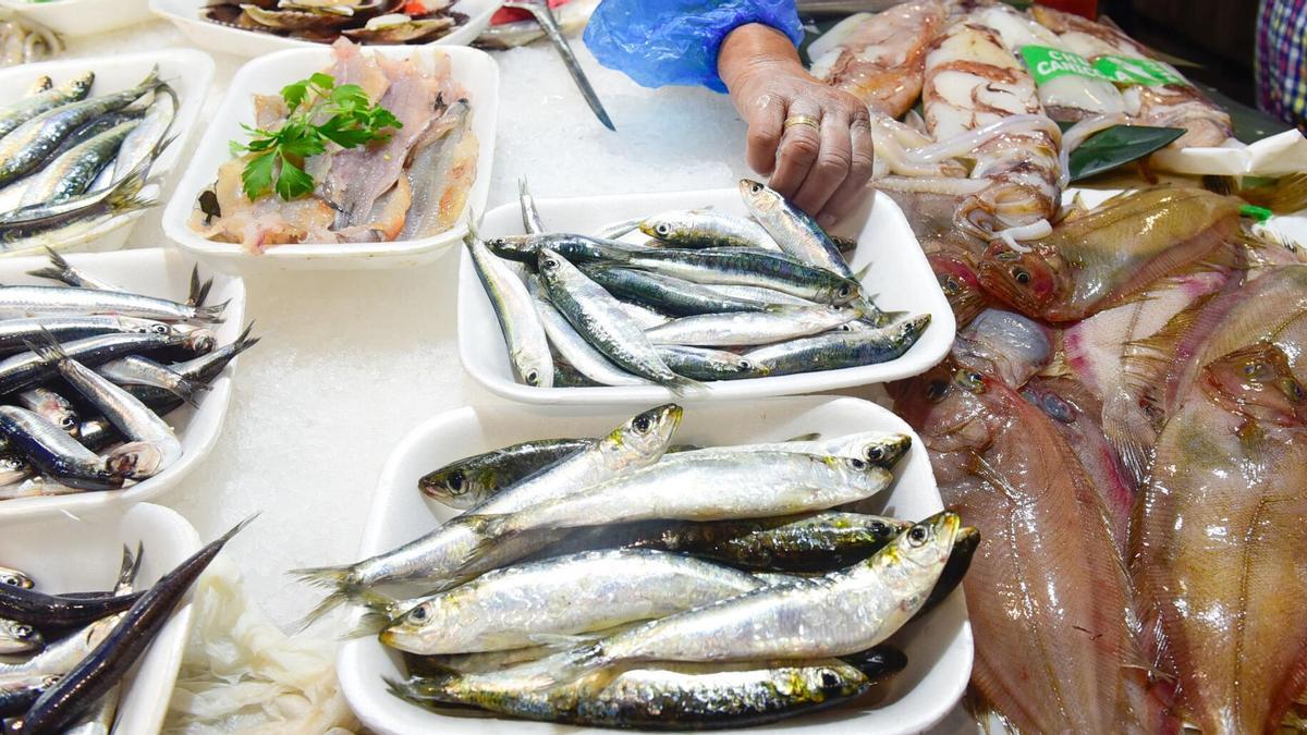 Sardinas a la venta en un puesto de Plaza de Lugo.