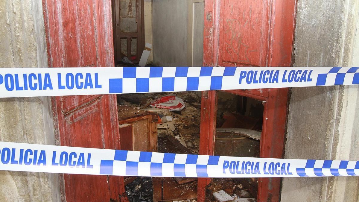 Destrozos en el edificio tras el incendio. Ha quedado precintado.