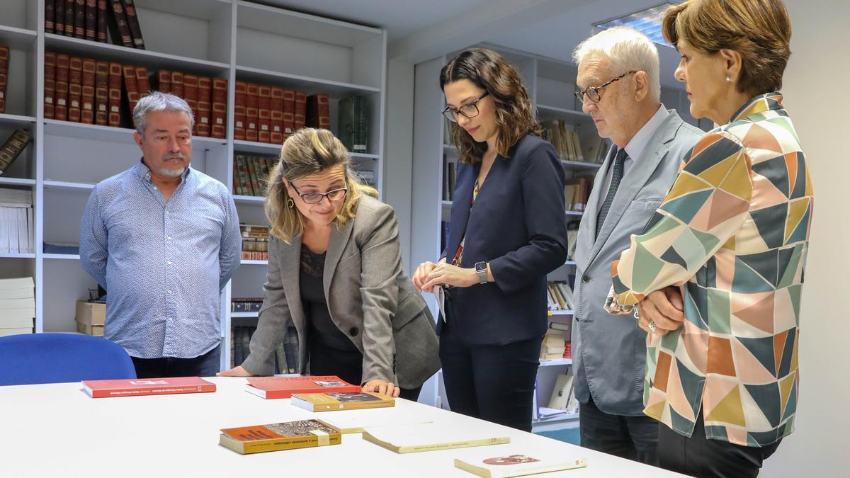 Visita a la sala de Investigadores con Jorge Orts, Carmen Velasco, Aitana Mas, Luis Boyer y Rosa Peñalver