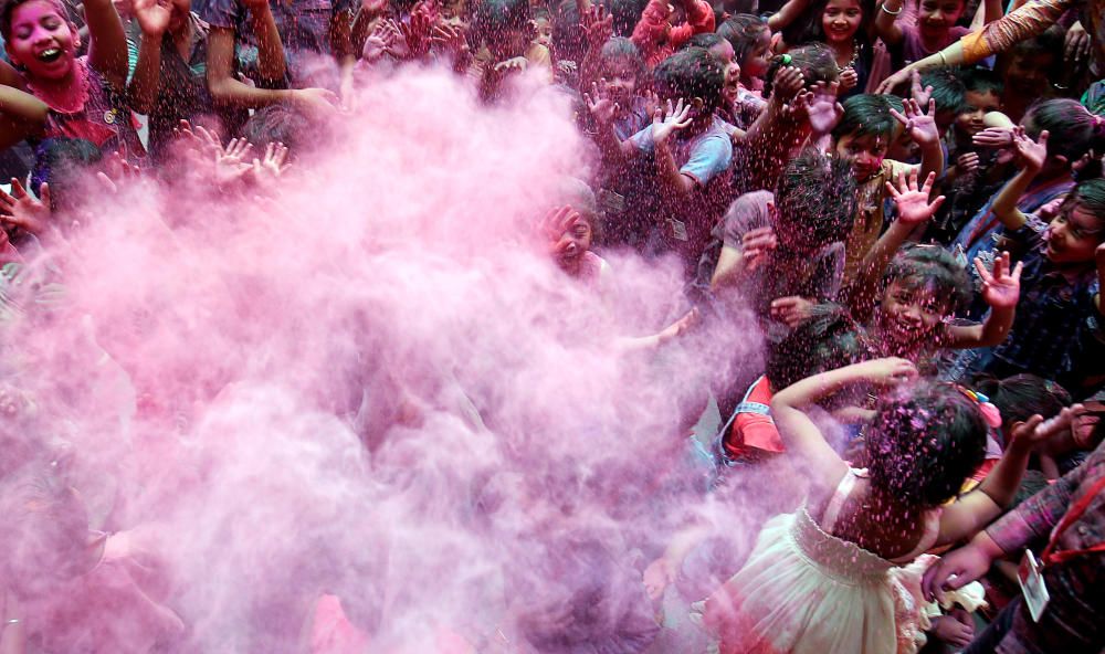 La India da la bievenida a la primavera con el tradicional festival Holi