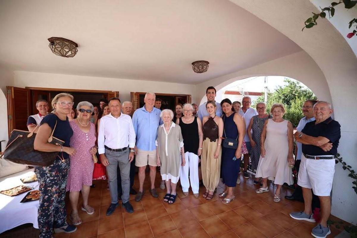 Virginia Felis Cubells rodeada de sus familiares y amigos en un día muy especial