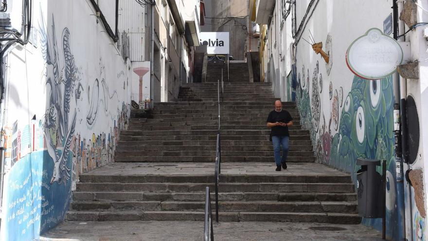Un vecino, ayer, usa la escalinata entre Adelaida Muro y Ángel Rebollo. |   // VÍCTOR ECHAVE