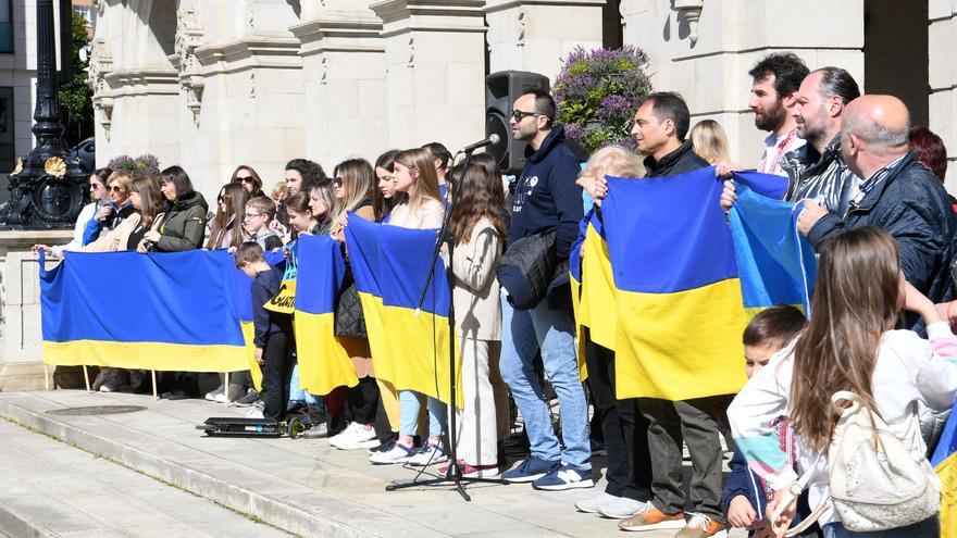 Refugiados ucranianos cuentan sus testimonios en una concentración organizada por AGA Ucraína en María Pita