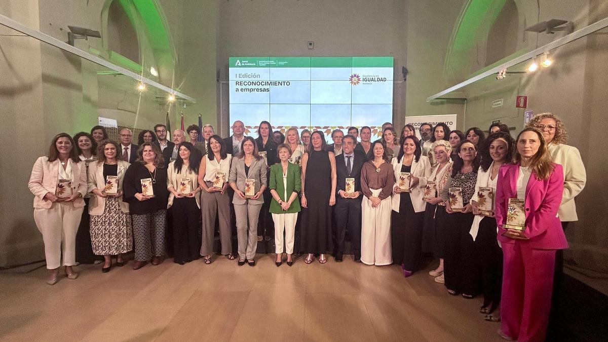 Entrega del reconocimiento a Fepamic.