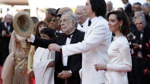 El director de Megalópolis, Francis Ford Coppola, con sombrero en mano, junto a los protagonistas ed la cinta, Aubrey Plaza y Adam Driver en el estreno de la película en el Festival de Cine de Cannes, en mayo. 